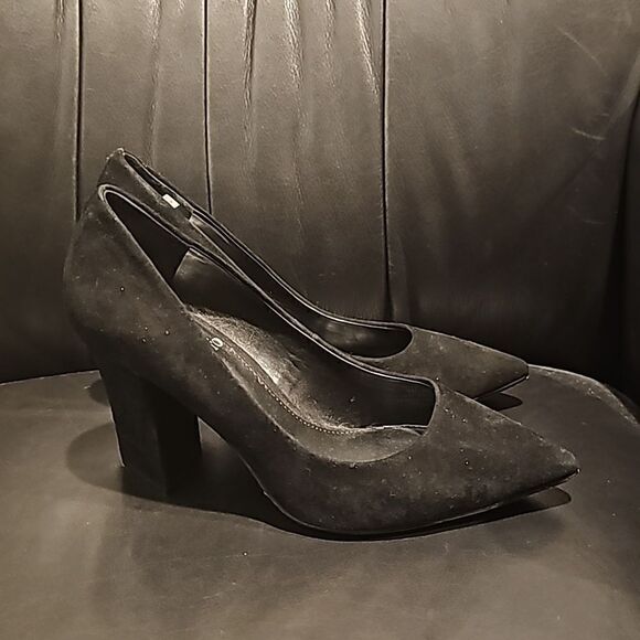 VINCE CAMUTO "Candera" Black Suede Chunky Heels - Size 6M - Picture 1 of 1